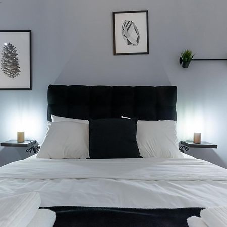 Couple Getaway With Queen Bed Apartment Athens Exterior photo