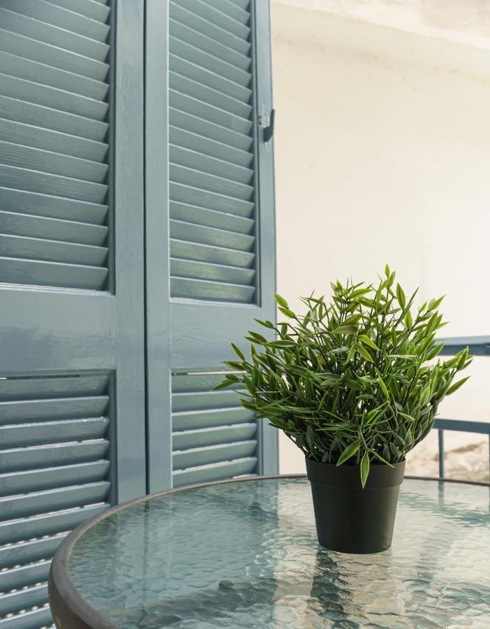 Couple Getaway With Queen Bed Apartment Athens Exterior photo