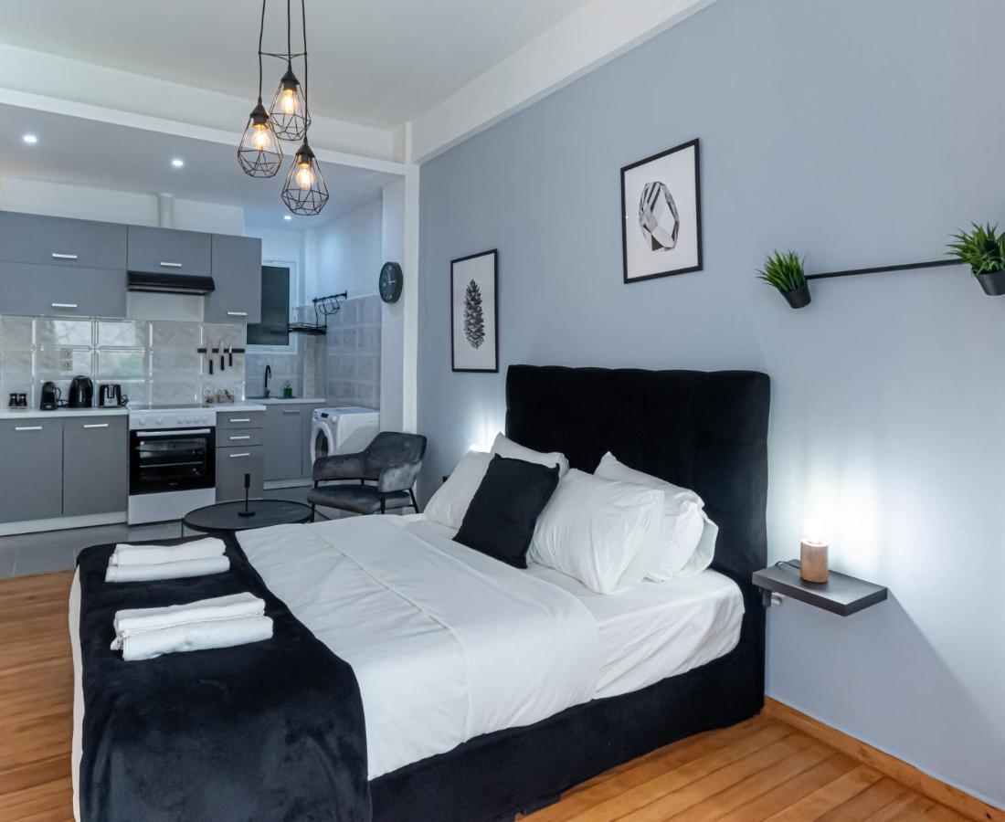 Couple Getaway With Queen Bed Apartment Athens Exterior photo