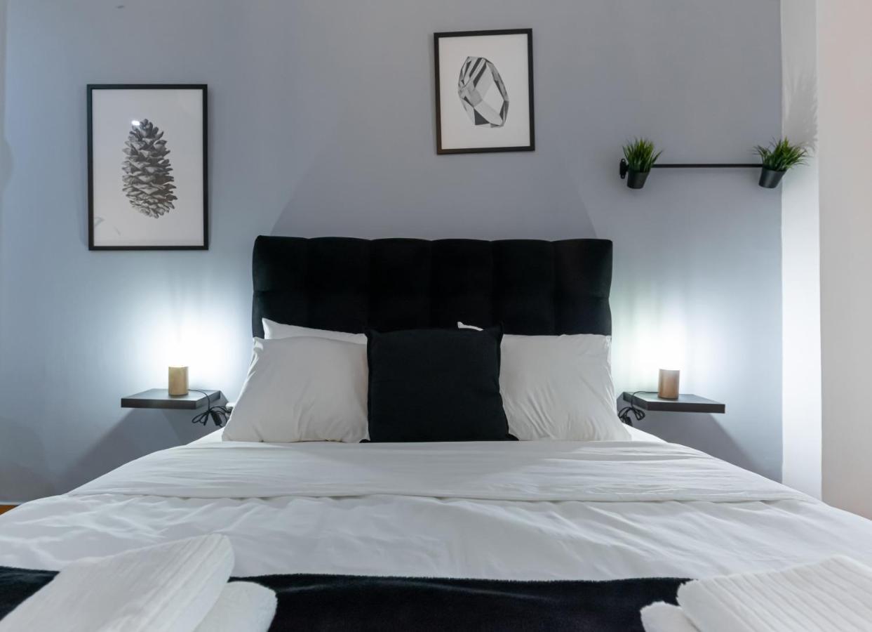 Couple Getaway With Queen Bed Apartment Athens Exterior photo