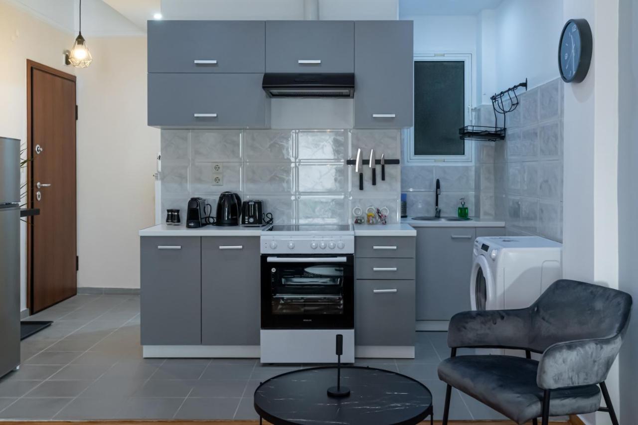 Couple Getaway With Queen Bed Apartment Athens Exterior photo
